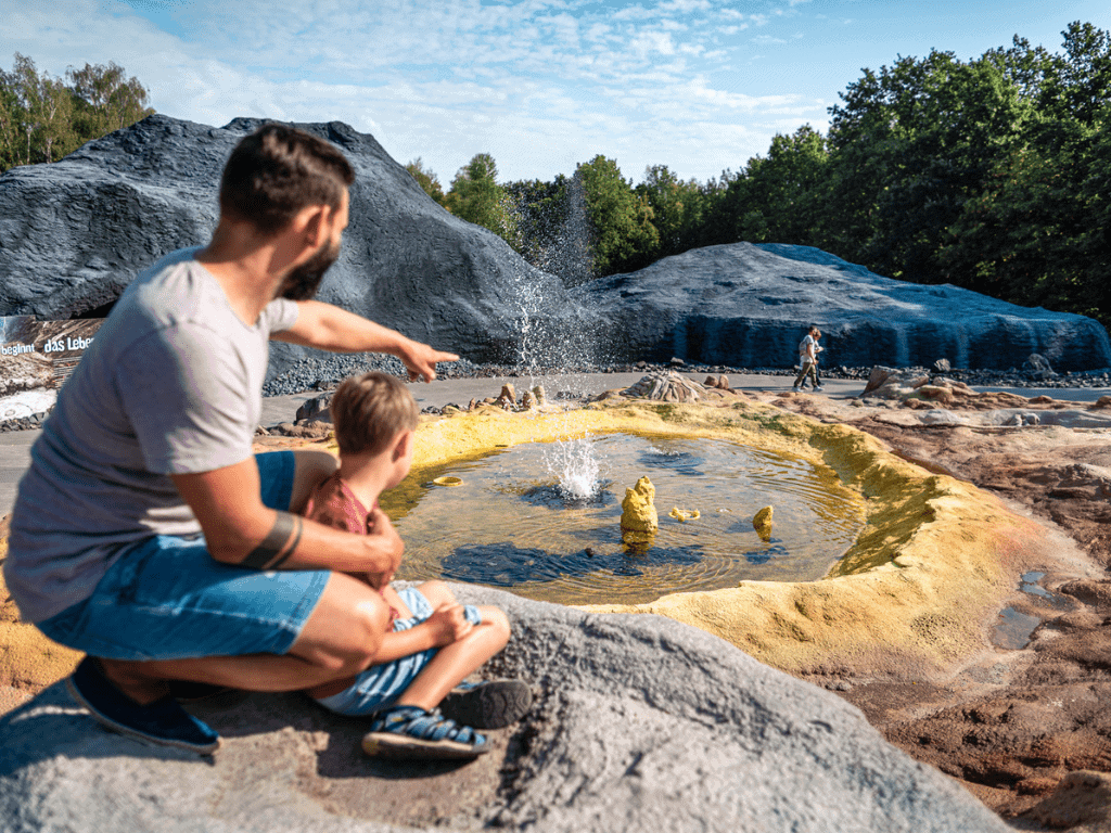 Vater zeigt seinem Sohn den Saurierpark Kleinwelka