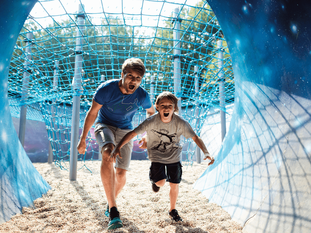 Vater und Sohn im Saurierpark Kleinwelka